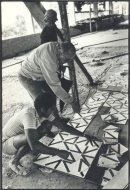 Athos orientando funcionários na colocação os azulejos da obra do Hospital Sarah em Brasília. <em>Foto: Arquivo</em>